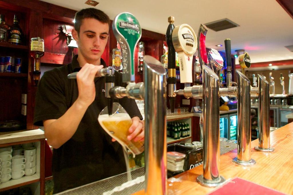 Wallis Arms Millstreet Exterior photo